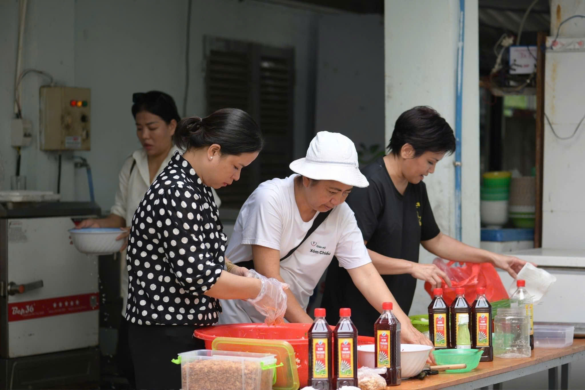 Các thành viên tất bật chuẩn bị nấu ăn